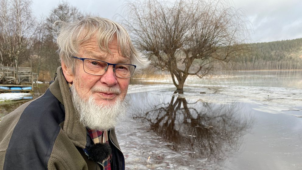 Tor Wiklund i hans trädgård som står under vatten