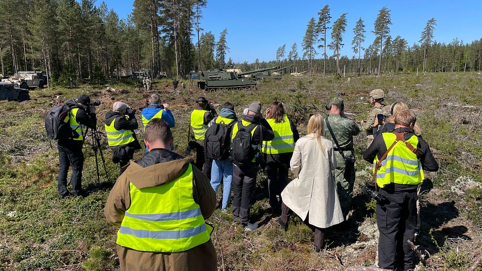 journalister i skogen under försvarsövning