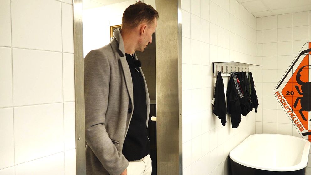 Ishockeyspelaren Alexander Bergström står i omklädningsrum på NKT Arena i Karlskrona. Han tittar på ett badkar.