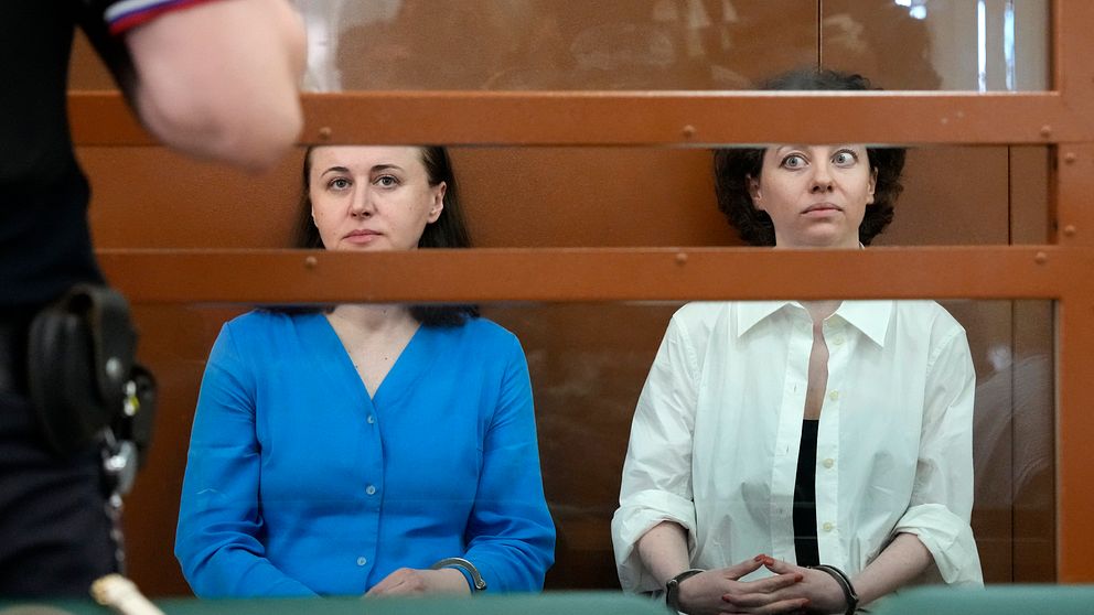 Dramatikern Svetlana Petrijtjuk, till vänster, och teaterregissören Jevgenija Berkovitj i domstolen i Moskva under måndagen.