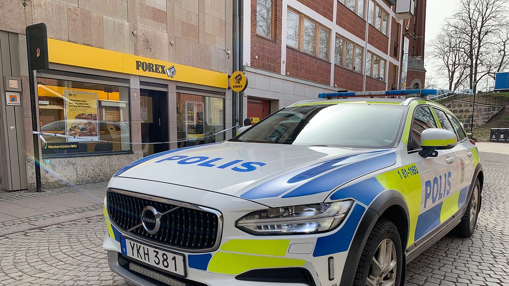Polisbil utanför Forex i Kalmar