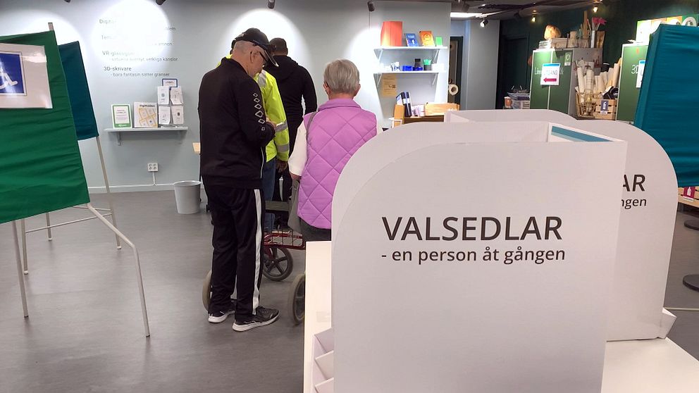 Personer köar för att få förtidsrösta i en vallokal i Örnsköldsvik