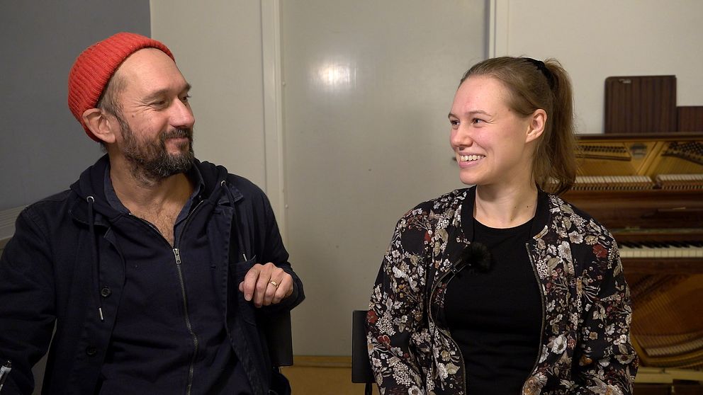 Till vänster sitter Jakob Ringbom, till höger sitter Erica Karlström. De tittar på varandra.