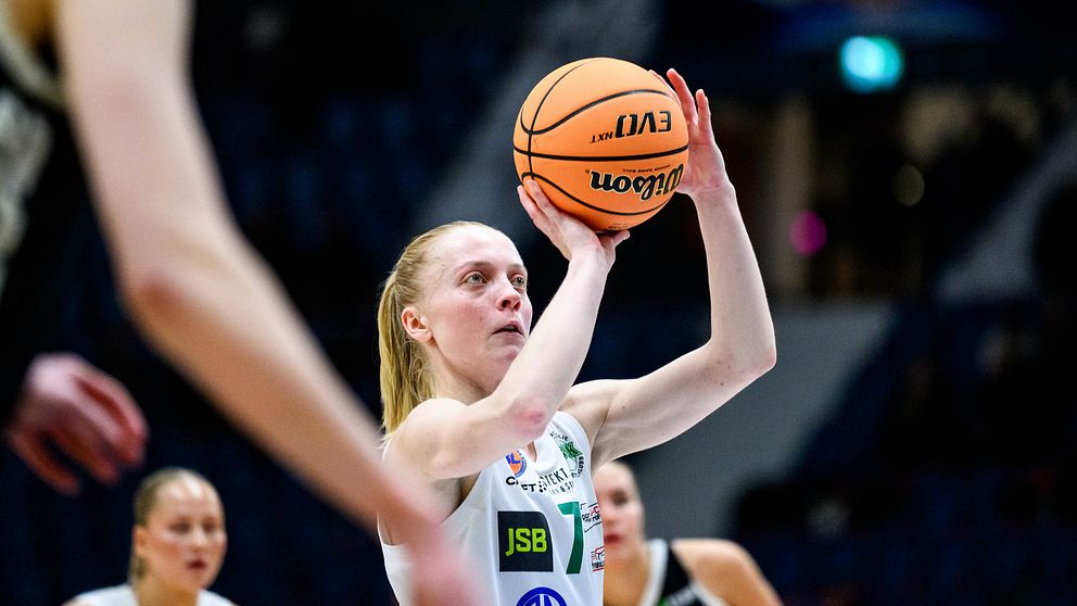 Klara Lundquist, basketspelare i Södertälje, förbereder sig för ett skott under en match i basketligan.