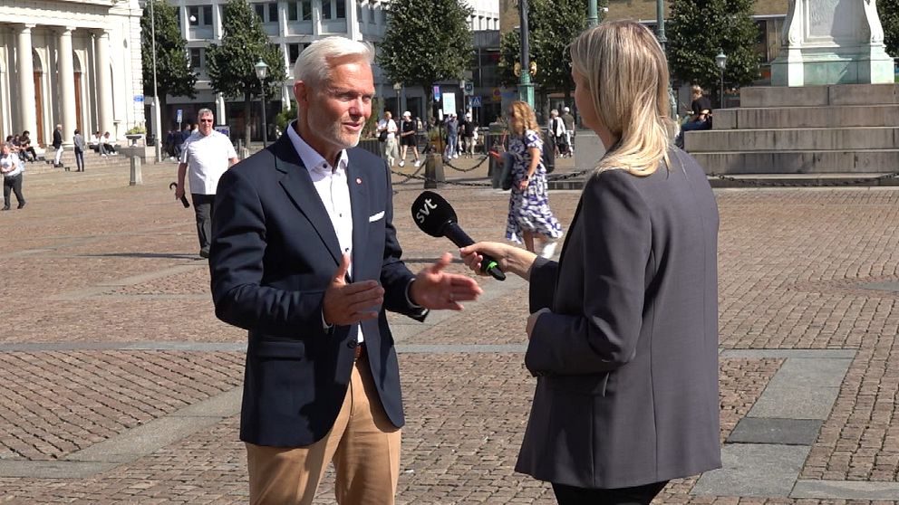 Jonas Attenius utanför stadshuset i Göteborg