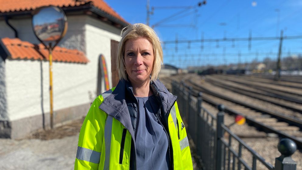Anna-Pia Lingemyr sektionschef på Trafikverket underhåll står vid järnvägsstationen i Sundsvall