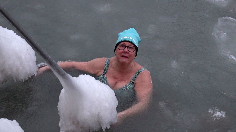 En kvinna isbadar