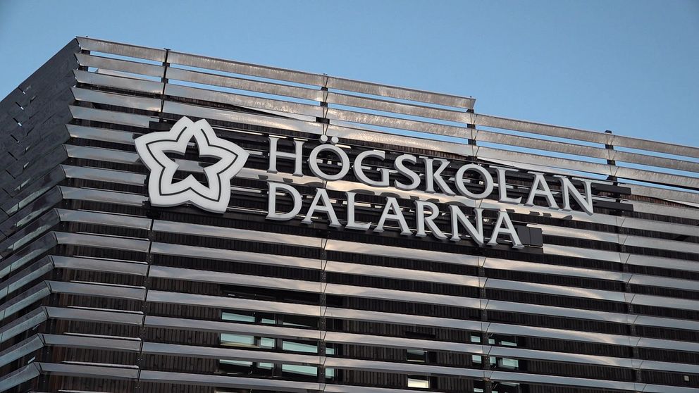 grå byggnad med texten högskolan Dalarna