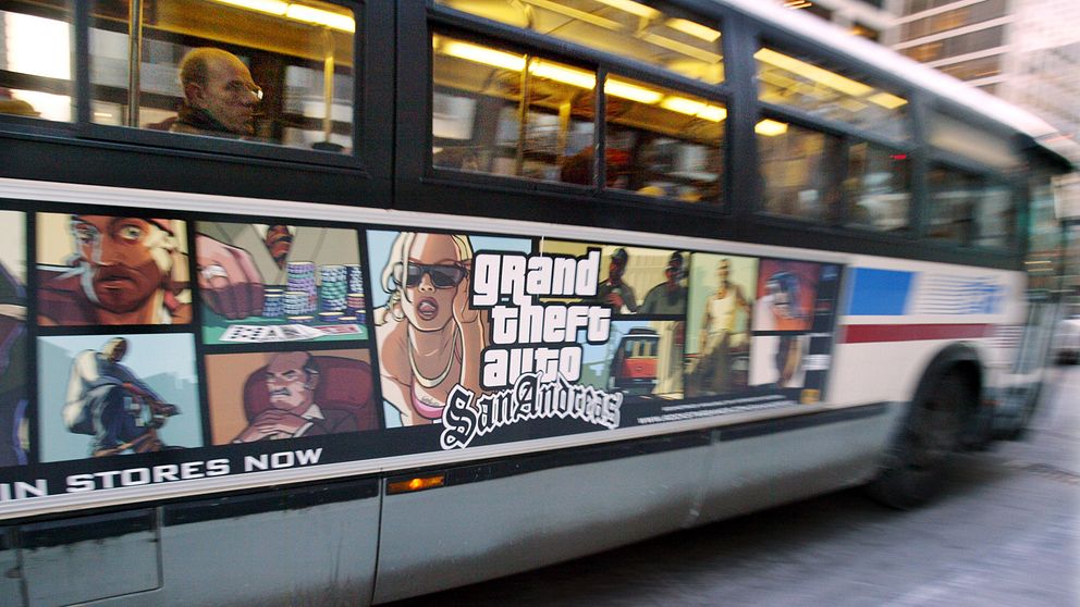 Grand theft auto-skylt på en buss.