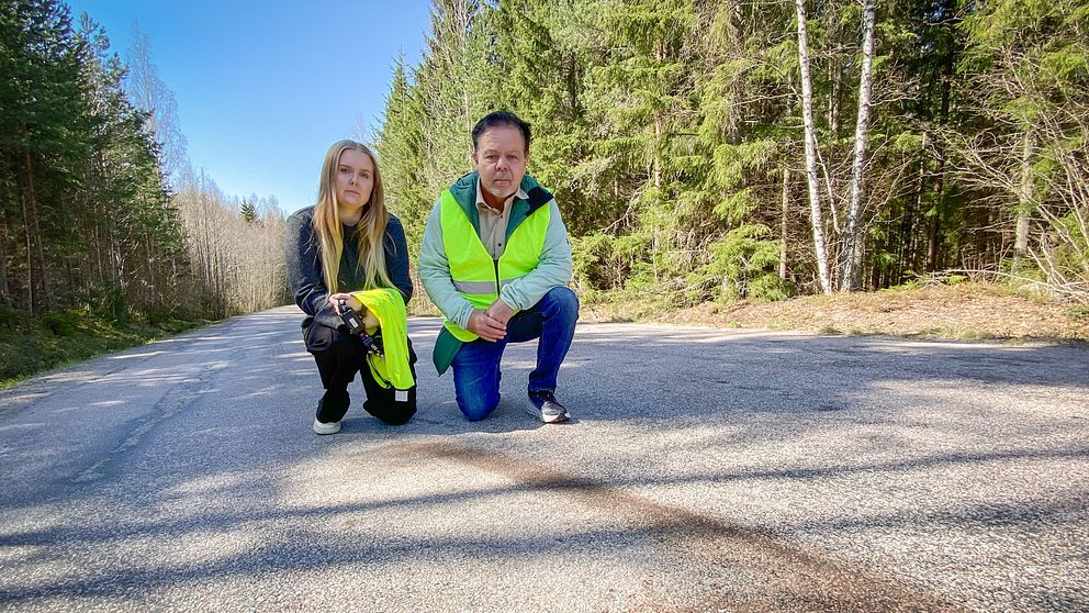 Maja och Pelle Lifh framför blodfläck på asfalt.