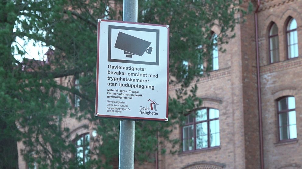 Skylt som informerar om övervakningskameror på Vallbacksskolan i Gävle