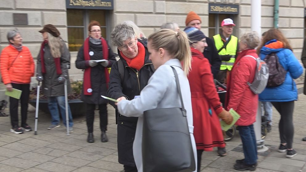 Malmöpolitiker får broschyr av organisationen Rebellmammorna