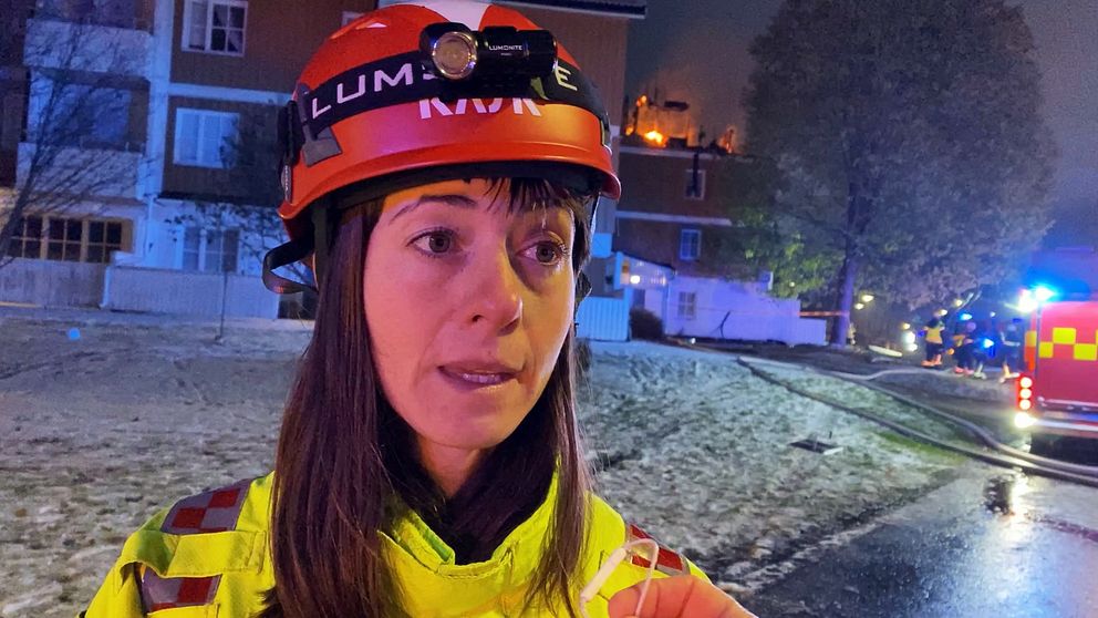 Insatsledare Mikaela Warberg intervjuas framför det brinnande flerfamiljshuset i Falun.