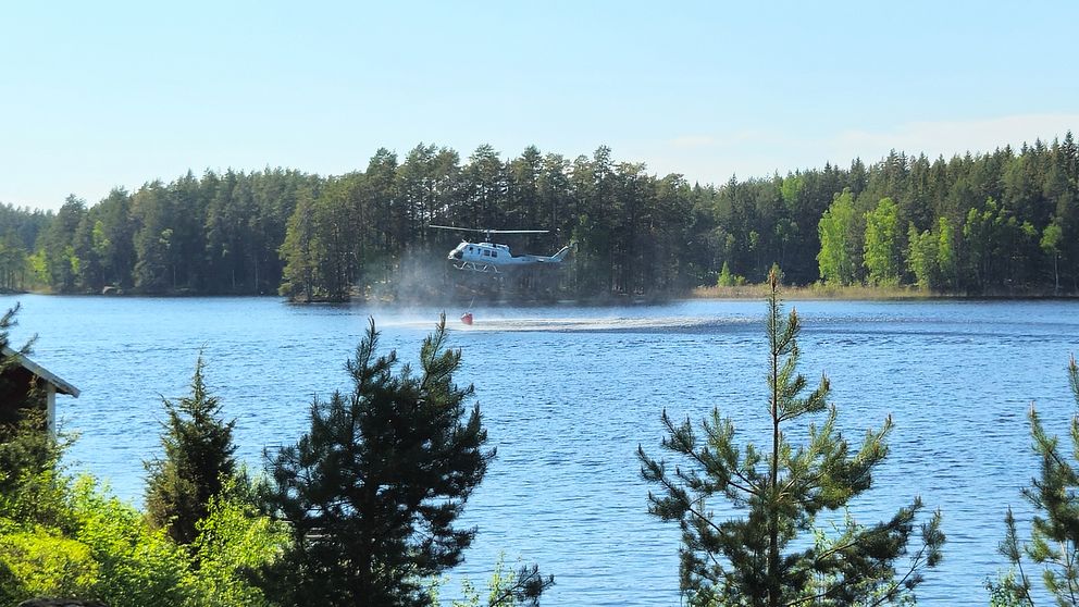 Helikopter hämtar vatten