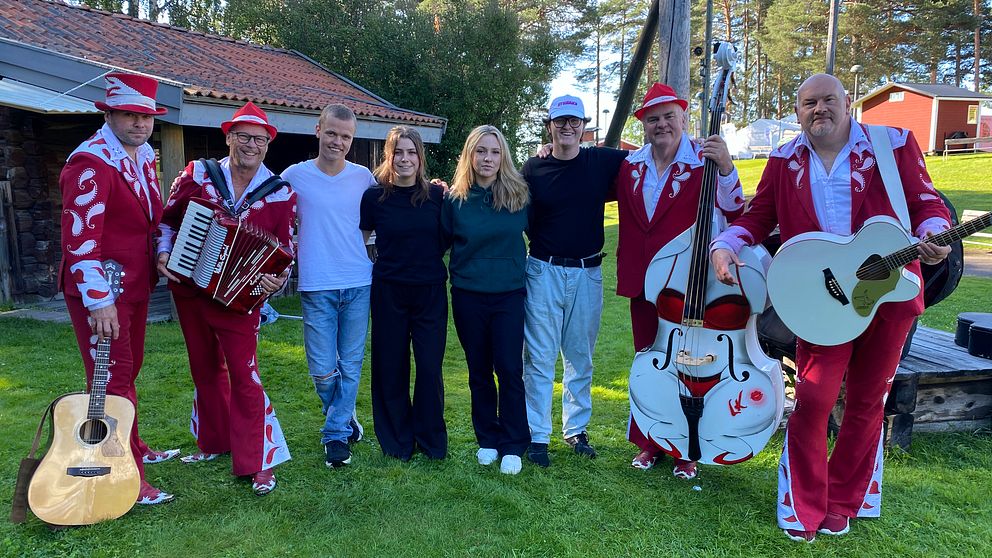 Bandet Larz-Kristers står uppställda i Orrskogens Folkpark tillsammans med fyra ungdomar som besöker dansbandsveckan i Malung.