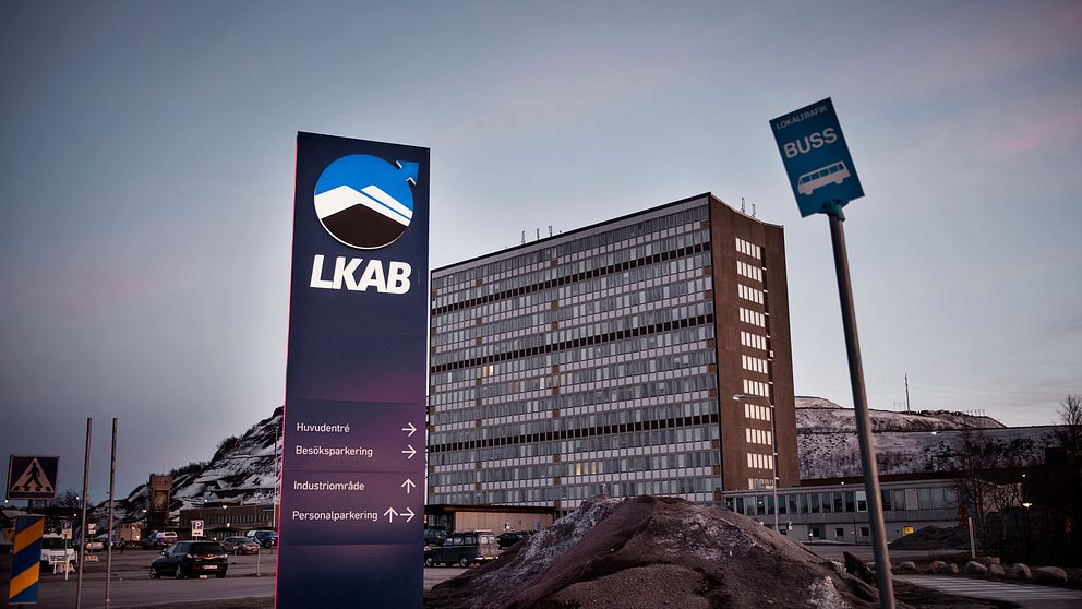 LKAB:s kontor i Kiruna och gruvbolagets skylt i förgrunden.