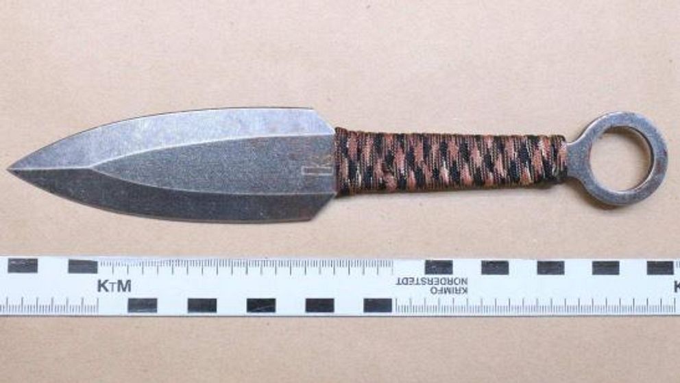 Kniv med flätat handtag och mätverktyg för storleksjämförelse på viss bakgrund.