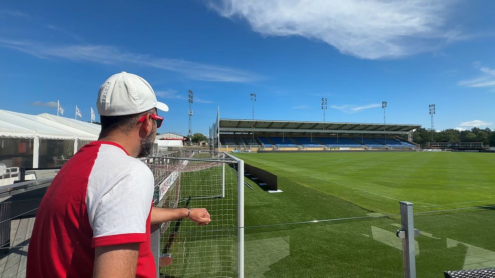 Degerfors supportergrupp, vulkanernas ordförande står och kollar mot läktare