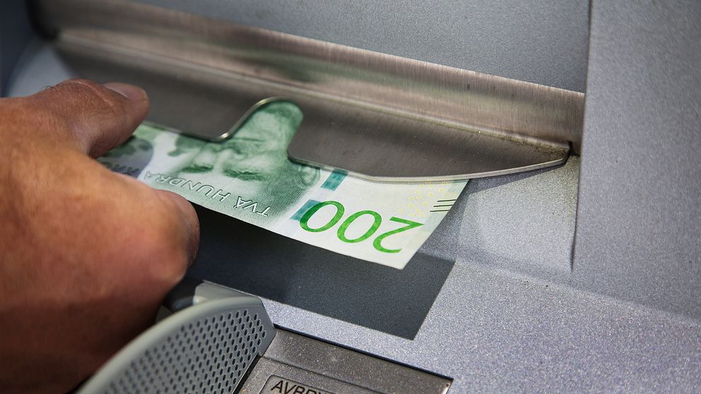 pengar ut från en bankomat