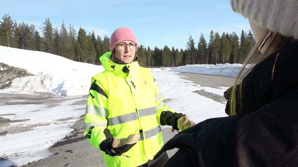Helena Holm, samordnare entreprenörsbostäder vid Luleå kommun. intervjuas utomhus av SVT:s reporter.