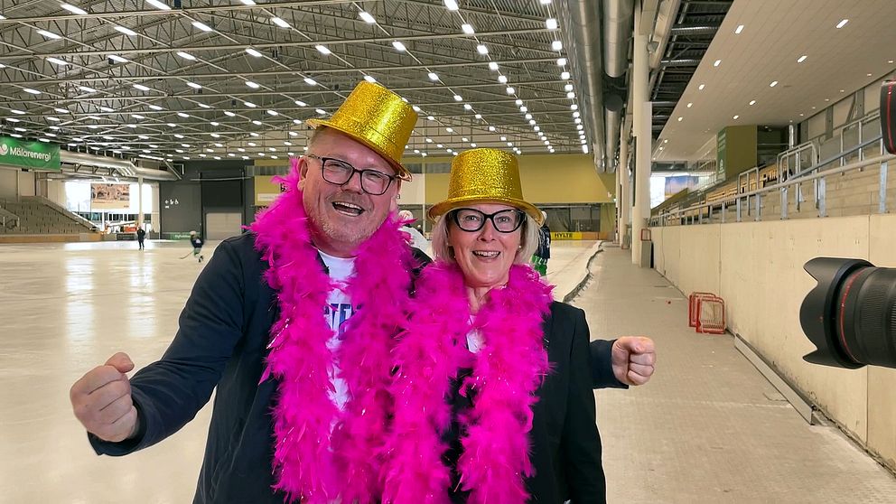 Man och kvinna i glitterhatt och boa runt halsen.