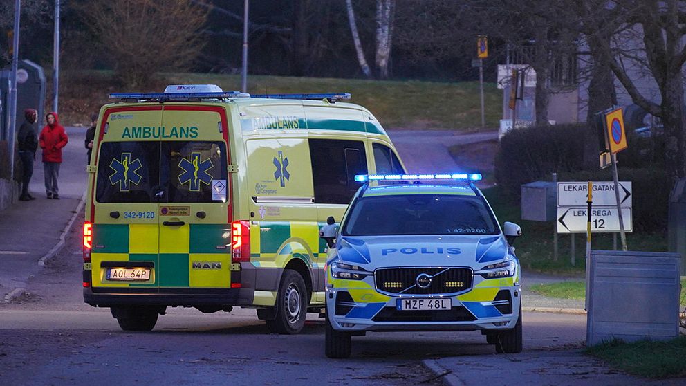 Polisbil och ambulans på gatan