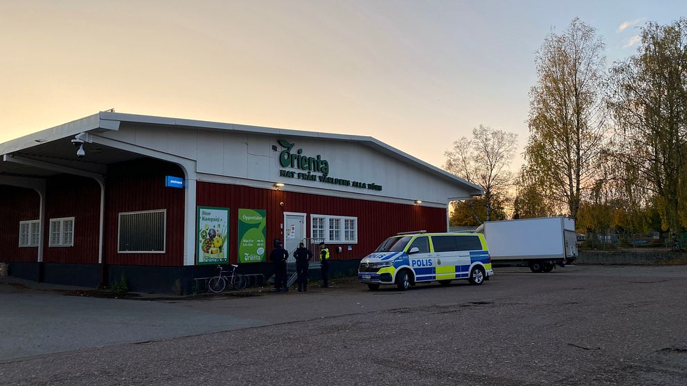 Polisen var på plats utanför matbutiken Orienta under onsdagskvällen.