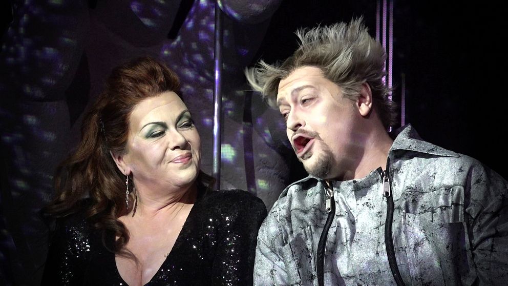 Två personer sjunger i operan Tosca av Puccini som har premiär på Wermland opera i Karlstad