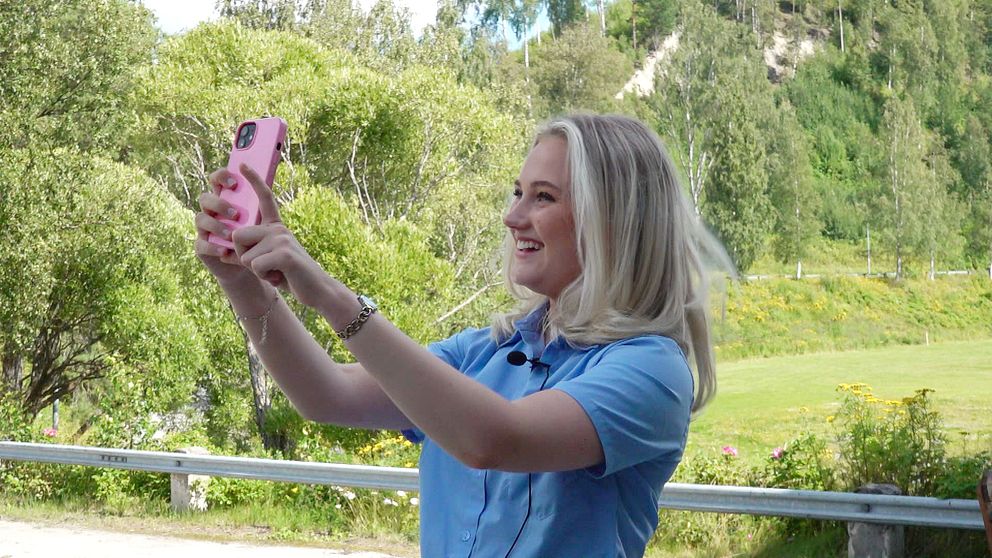 Sommarjobbaren Tess filmar en tiktok utanför kraftverket i Sollefteå.