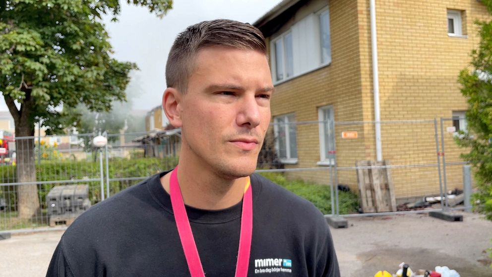 Martin Björnberg, distrikstchef hos kommunala bostadsbolaget Mimers i Västerås framför en brandhärjad byggnad.