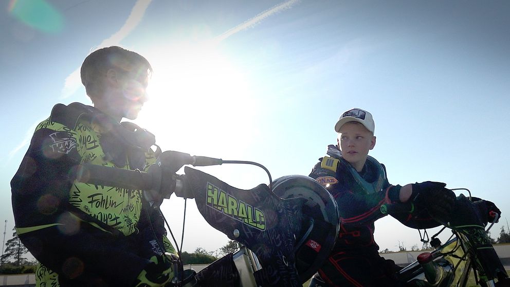 Harald Fohlin och Herman Ahlgren från Bysarna sitter på sina motorcyklar.
