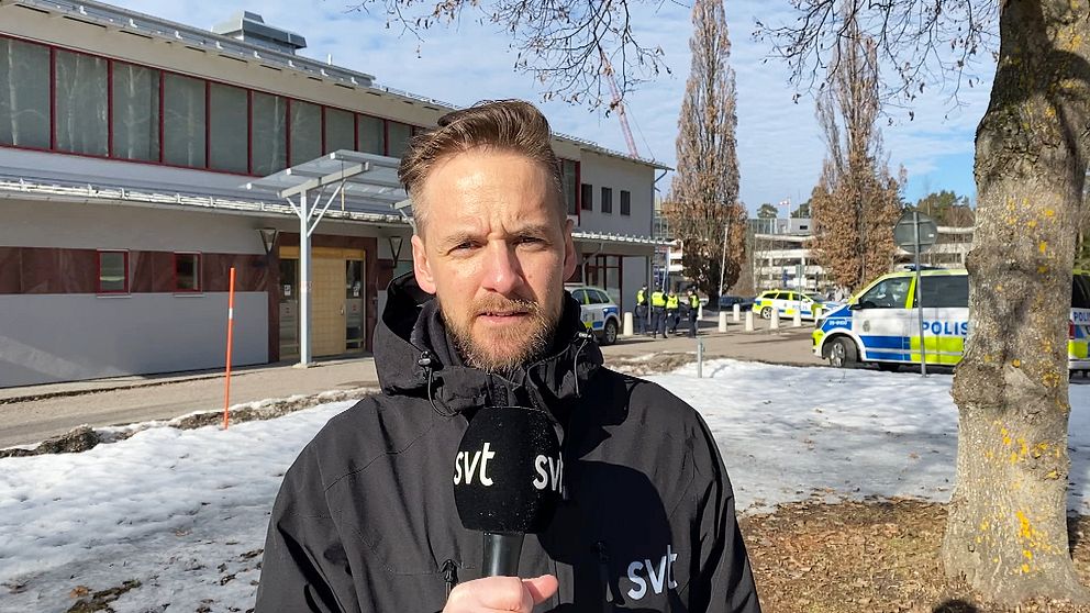 reporter står utanför Falu tingsrätt