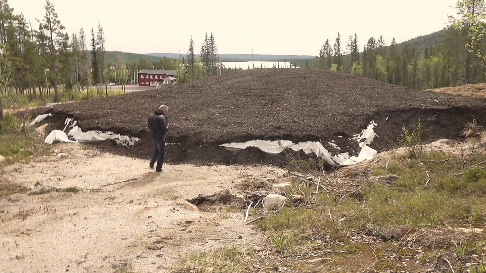 Under ett lager av torv finns det 15 000 kubikmeter sparad snö.