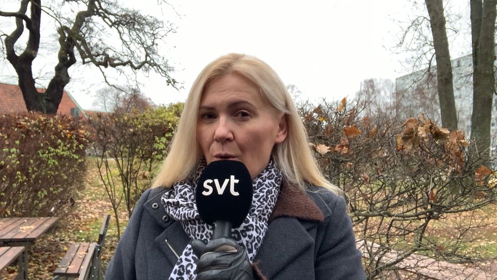 SVT:s meteorolog Deana Bajic, en kvinna med långt blont hår talar i mikrofon.