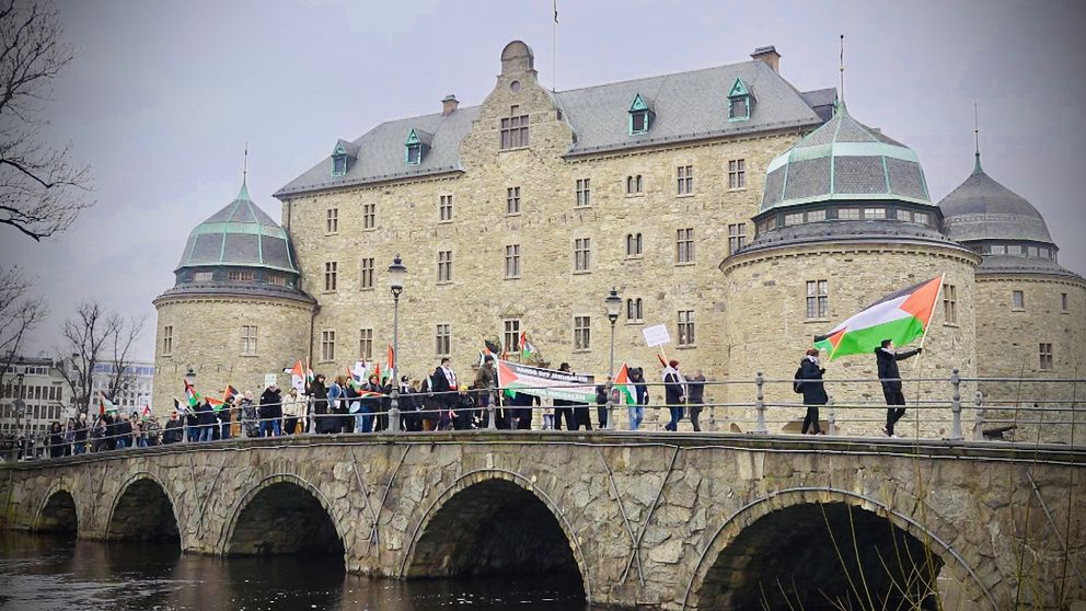 Örebro slott, demonstration med Palestinaflaggor