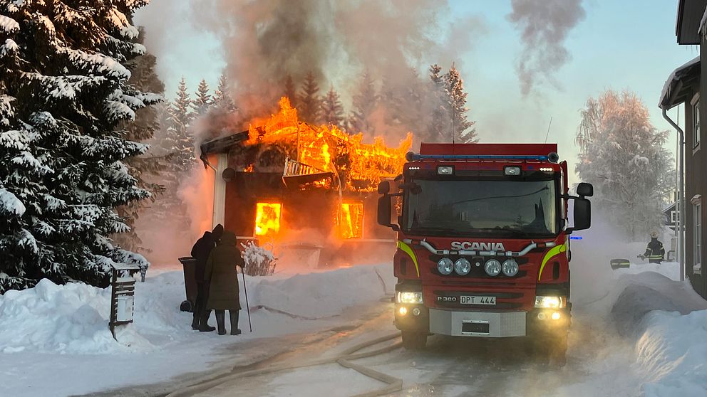 En villa i Piteå brinner med öppna lågor.