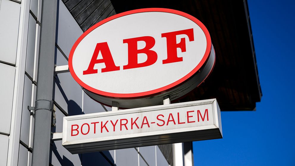 ABF-skylt utanför lokalerna i Botkyrka-Salem mot blå himmel.