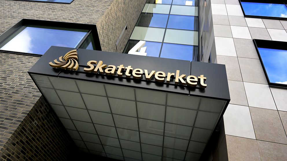 Skatteverket-skylt och husfasad.