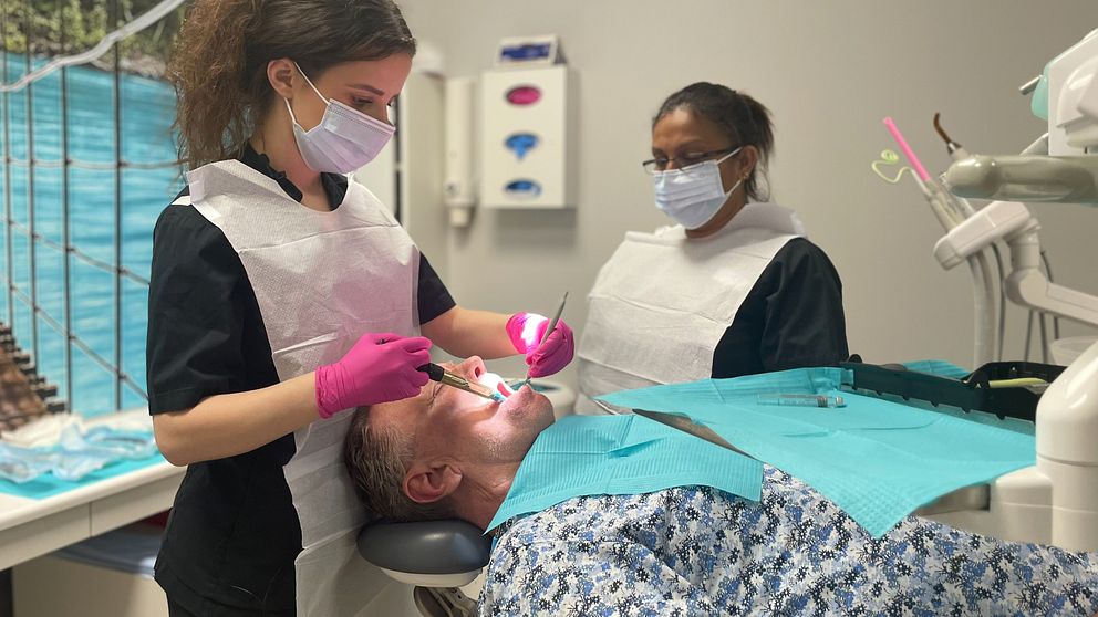 En tandläkare undersöker Björn Molins tänder på en tandläkarklinik i Helsingborg.
