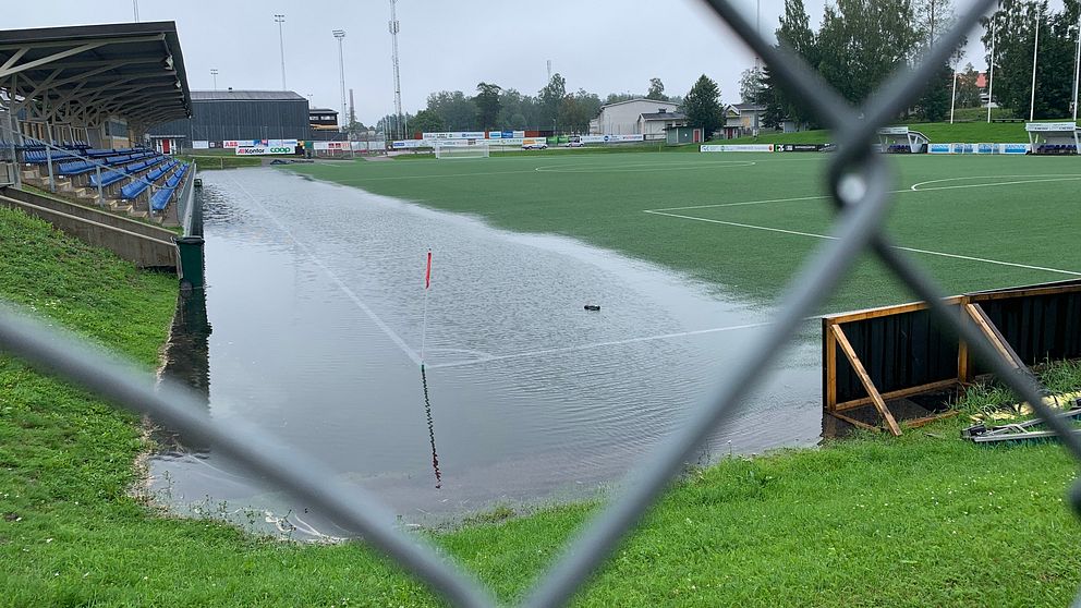 Översvämning på idrottsplats.