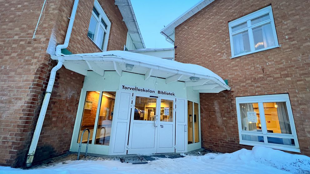 Snötäckt ingång till Torvallaskolan i Östersund