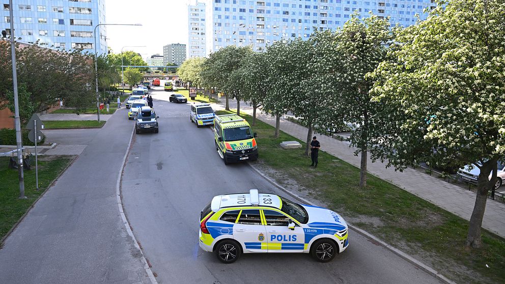Polisbilar i Hagalund Solna efter att en man sköts till döds i maj 2023.