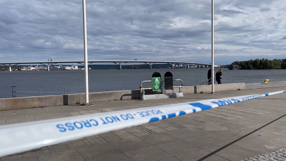 Polisavspärrning vid inre hamnen i Sundsvall.