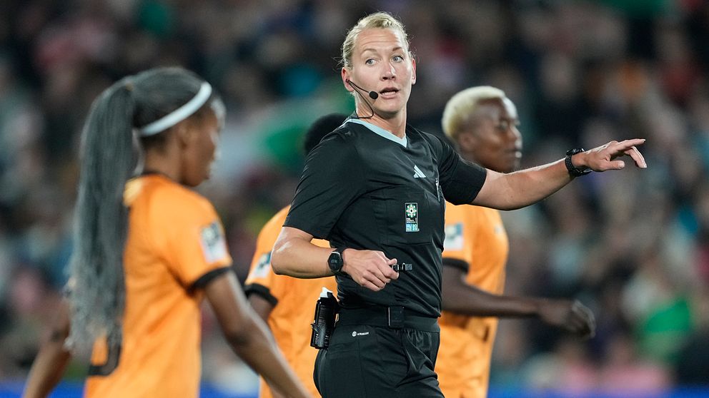 Tess Olofsson från Piteå under en fotbollsmatch.