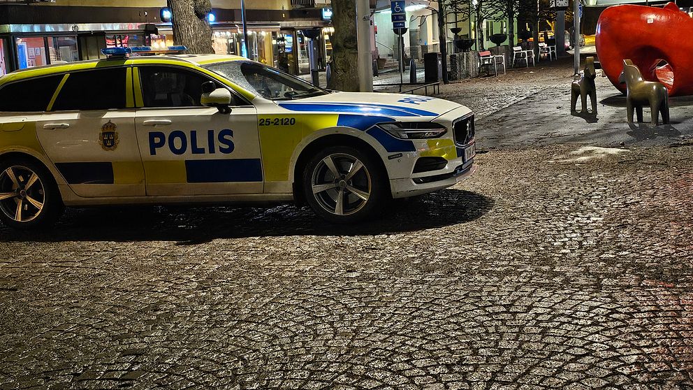 polisbil på kullerstensgata i Borlänge