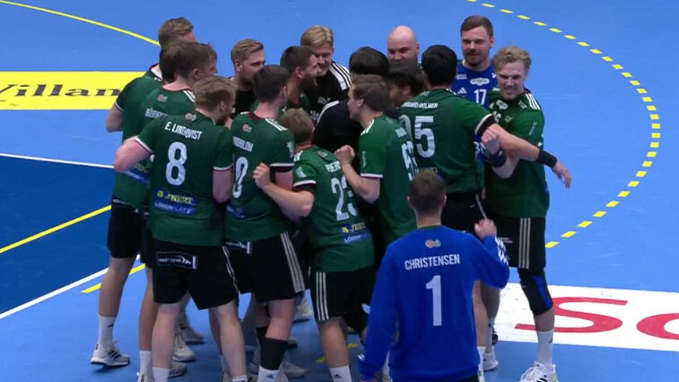 Handbollslag firar seger på blått golv. Spelare i gröna tröjor med nummer och namn på ryggen.