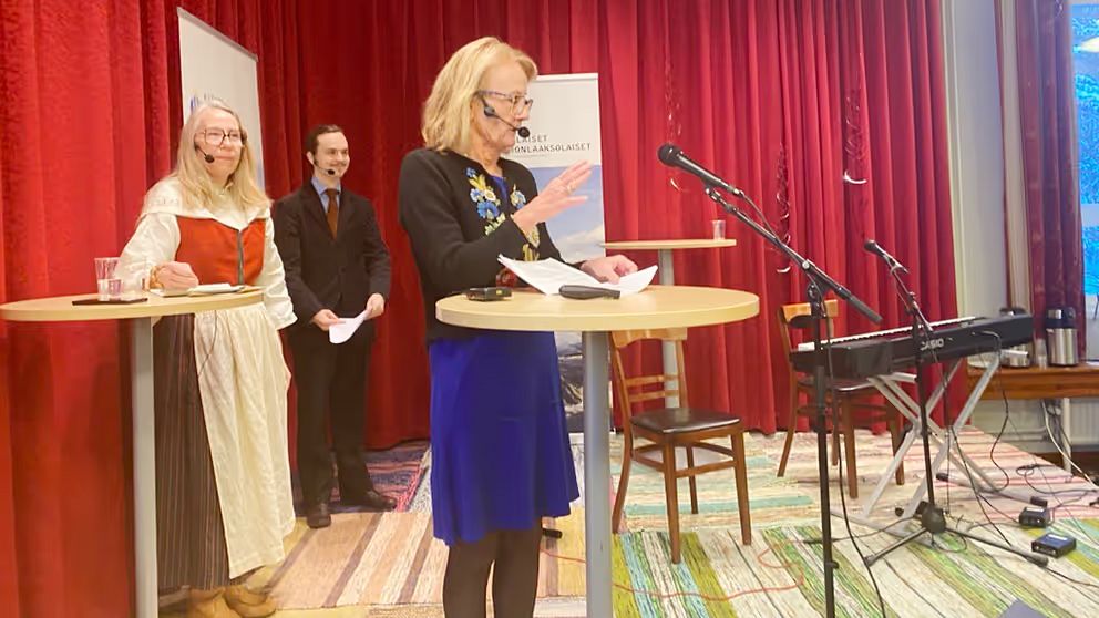 Elisabeth Fura, ordförande i sannings- och försoningskommissionen, presenterar slutrapporten.