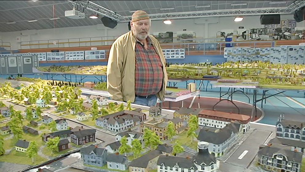 Konstnären Tord Pettersson vid en modell över Malmberget.