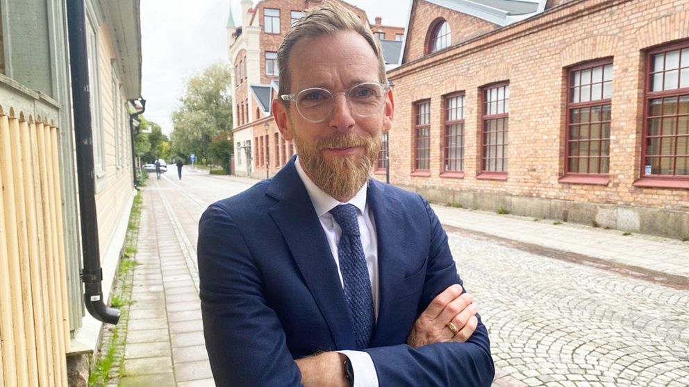 Socialminister Jakob Forssmed på en gata i Eskilstuna