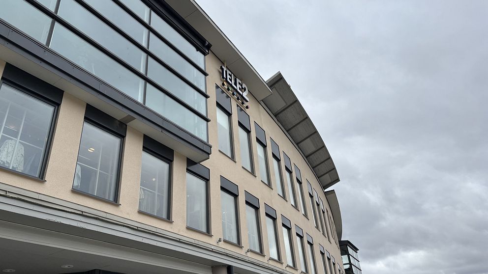 Fasad på byggnad i Sundsvall med Tele2:s logotyp.